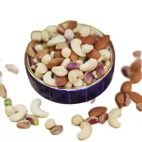 تصویر چهارمغز خام؛ ترکیب گردو، پسته، بادام و فندق تازه، مقوی و سالم برای تغذیه روزانه.