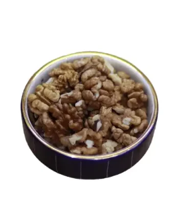 مغز گردو ایرانی تازه با طعم بی‌نظیر برای استفاده در دسرها و غذاها.