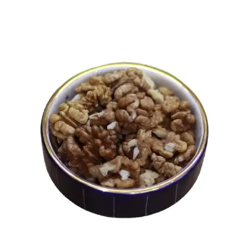 مغز گردو ایرانی تازه با طعم بی‌نظیر برای استفاده در دسرها و غذاها.