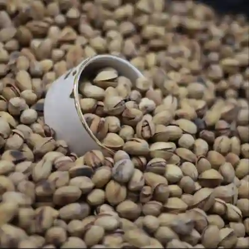 ظرف پسته تازه و طبیعی، میان‌وعده‌ای سرشار از پروتئین و چربی‌های سالم، مناسب برای انرژی و سلامت بدن.