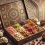 ؛ یک طرف پسته و بادام ترد و خوش‌رنگ، طرف دیگر همان آجیل‌ها به صورت نرم و رنگ‌پریده): مقایسه بصری بین آجیل ترد و تازه در مقابل آجیل نرم و کهنه، که نشان‌دهنده تفاوت در کیفیت و تازگی است.